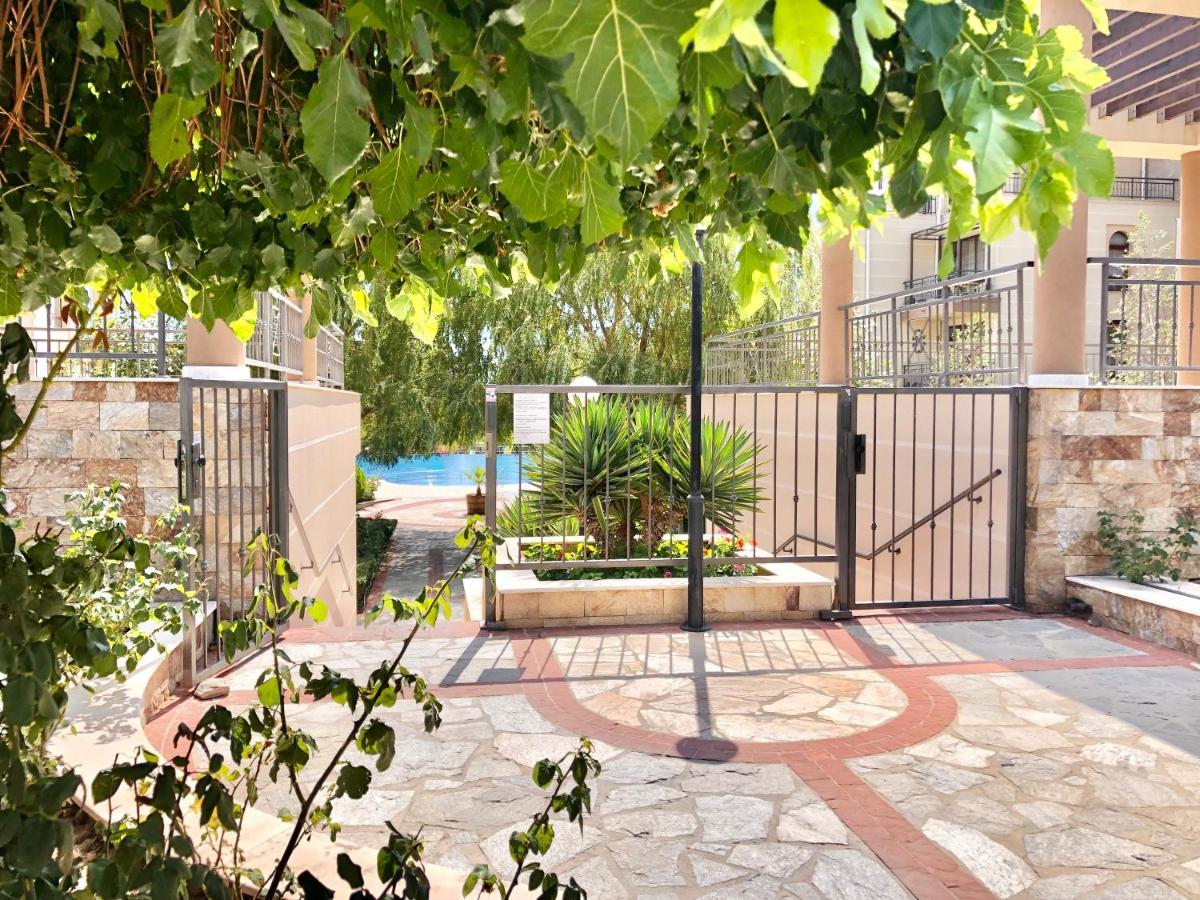 Sorrento - Menada Apartments Sveti Vlas Bagian luar foto